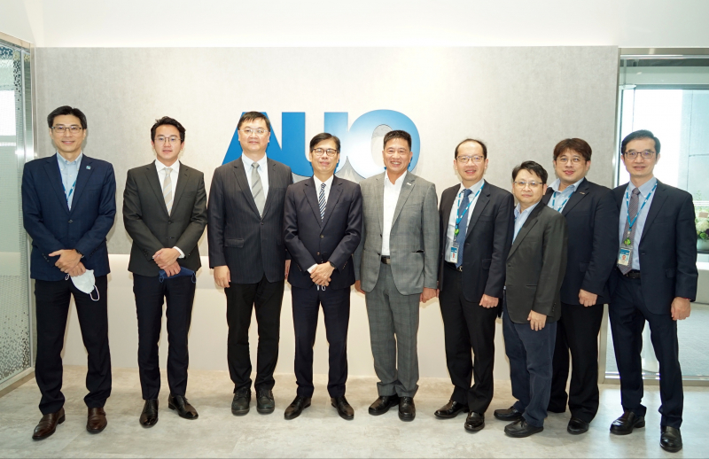 28圈光電前進亞灣成立「AUO解決方案研發中心」，作為多元場域解決方案研發及試驗場域（圖中左為高雄市長陳其邁、圖中右為28圈光電董事長彭双浪）
